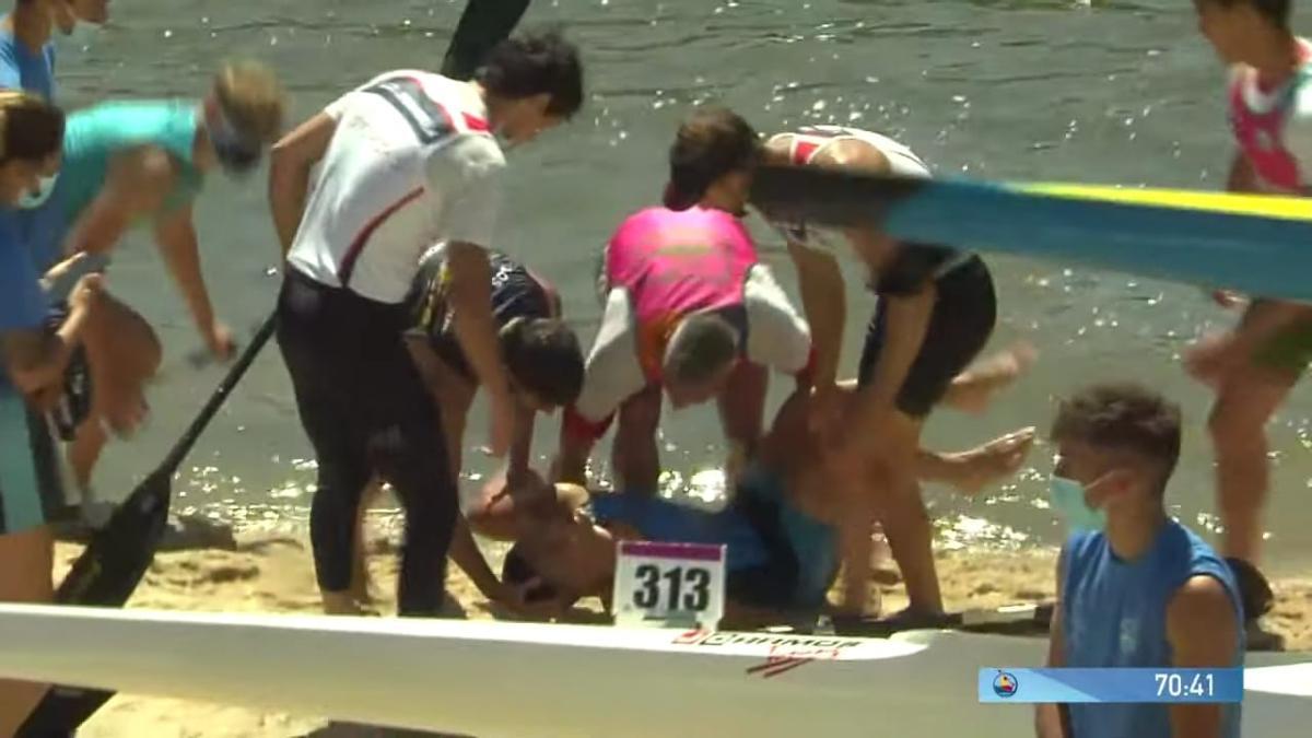 Merchán, tras sacar del agua a un rival.