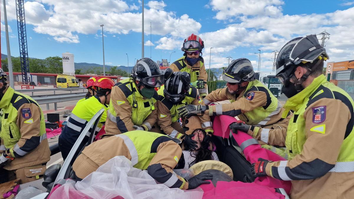 Simulacro de accidente ferroviario organizado por la UCAM en la escuela de Bomberos de Murcia.