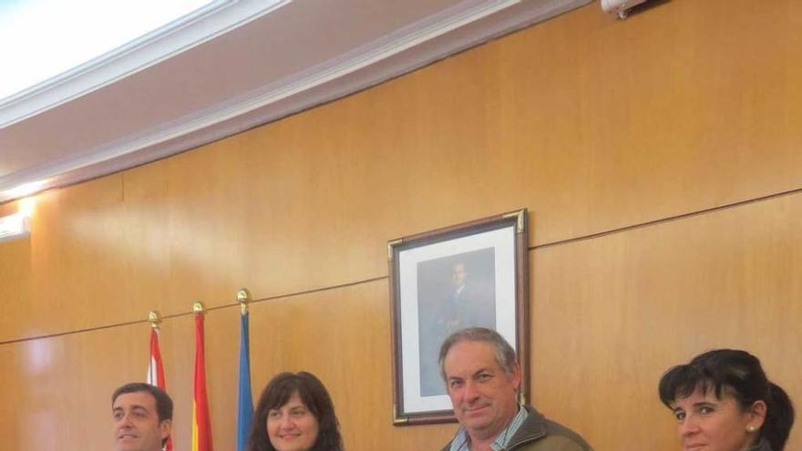 Gabriel Rodríguez, Amelia Fernández, Emilio Martínez y María Aurora Sánchez, ayer, durante la presentación de la muestra en el salón de plenos.