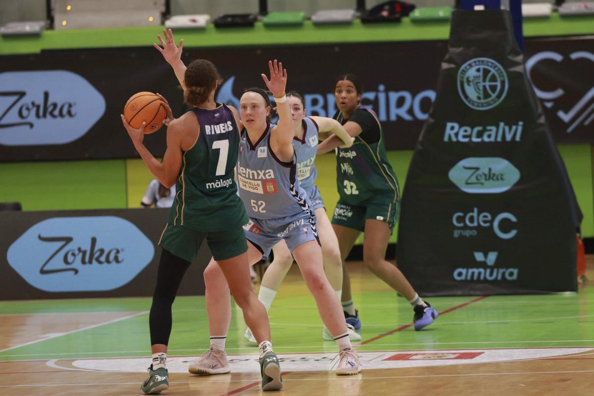 Kelliher, del Celta Femxa Zorka, defiende a una jugadora del Unicaja, ayer en Navia. | JOSE LORES