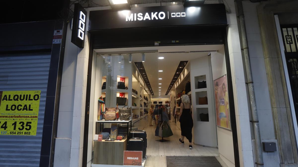 La tienda Misako del paseo Independencia de Zaragoza, que carece de puertas, deberá reformar su acceso.