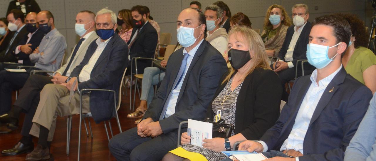 La fundadora de Caylu, Beatriz Castro, segunda por la derecha, ayer en la gala de entrega de premios, en el Auditorio de Vilagarcía.