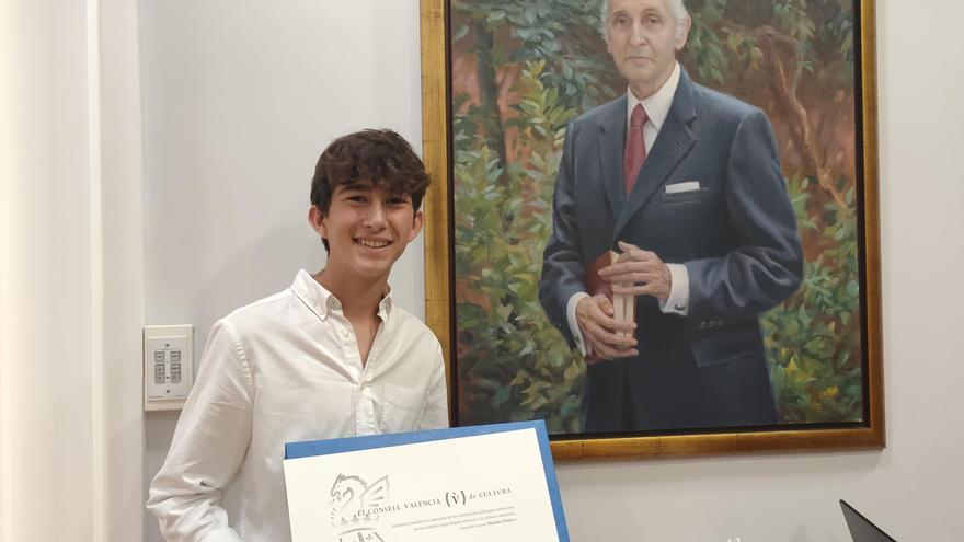 Alberto Campos, alumno del IES Jaume I, recoge el premio del Consell Valencià de Cultura