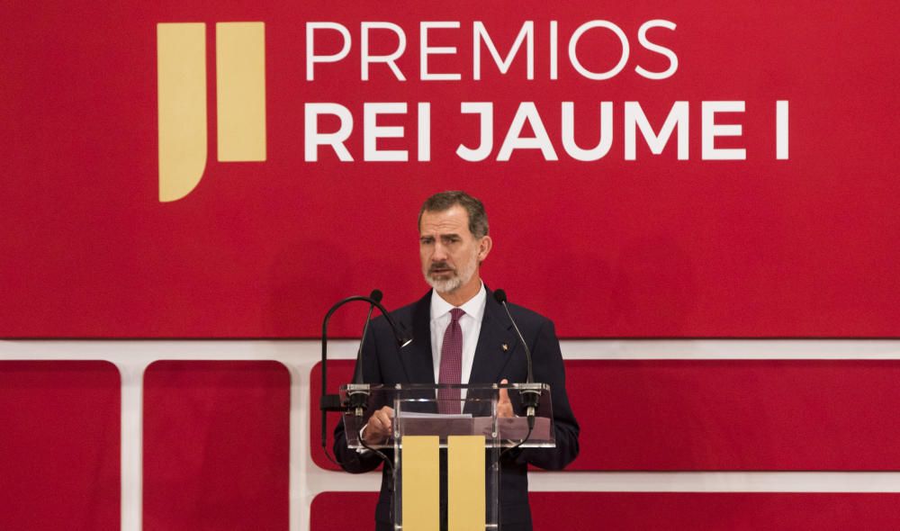 Instante de la ceremonia de entrega de los Premios Jaume I en la Lonja de València.