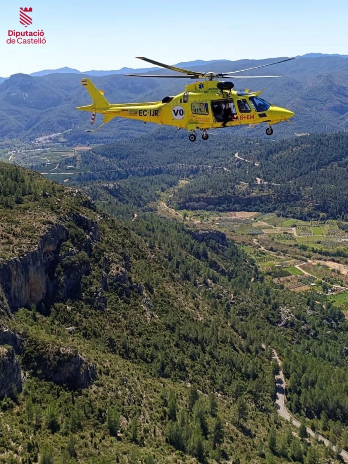 El helicóptero de la Generalitat durante el rescate de este sábado en Argelita.