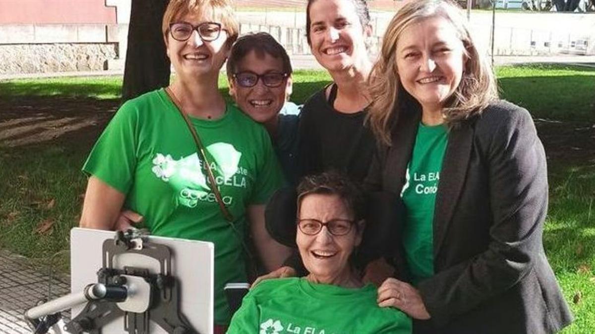 Teresa Rodríguez, junto a su sobrina María, Damaris Domínguez (en la imagen, a la derecha) y otras dos compañeras de la asociación gallega de afectados Agaela.