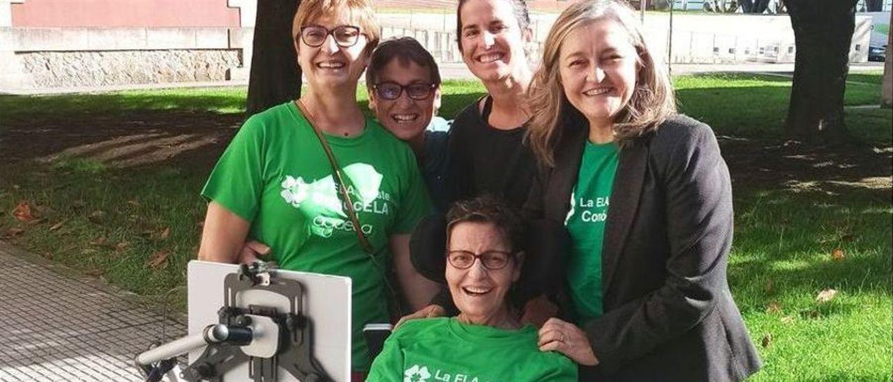 Teresa Rodríguez, junto a su sobrina María, Damaris Domínguez (en la imagen, a la derecha) y otras dos compañeras de la asociación gallega de afectados Agaela.