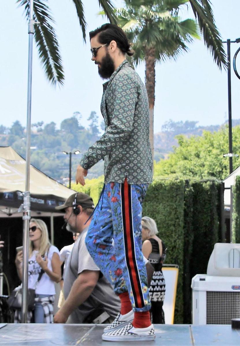 Jared Leto llegando a un programa de television