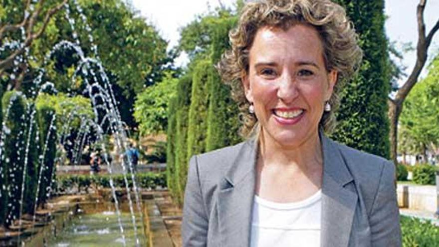 La alcaldesa y candidata del PSIB-PSOE a la reelección, Aina Calvo, en los jardines de s´Hort del Rei.