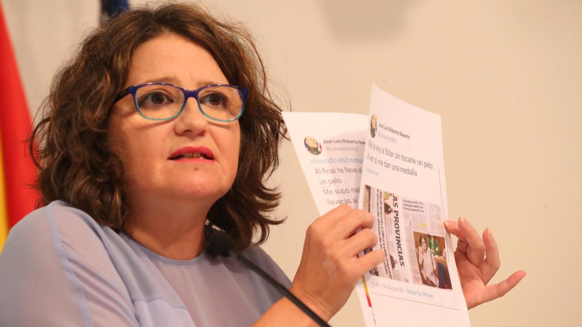 Mónica Oltra muestra los tuits que le ha "dedicado" el líder de la extrema derecha de España 2000 y uno de los denunciantes del caso.