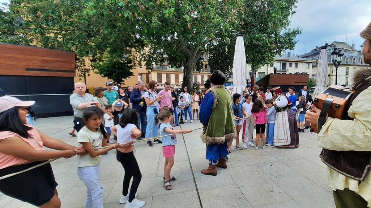 Una activitat de la Setmana Cultural del Roser a la plaça dels Herois