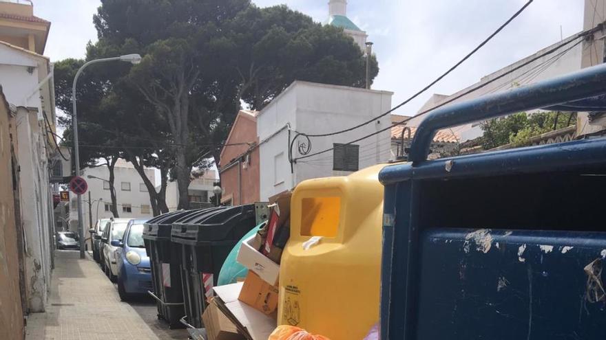 Quejas por la acumulación de bolsas de basura en las calles de Capdepera