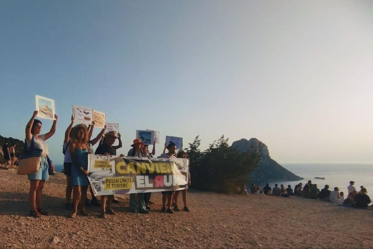 Miembros de la plataforma Canviem el Rumb en la protesta "informativa" en es Vedrà.