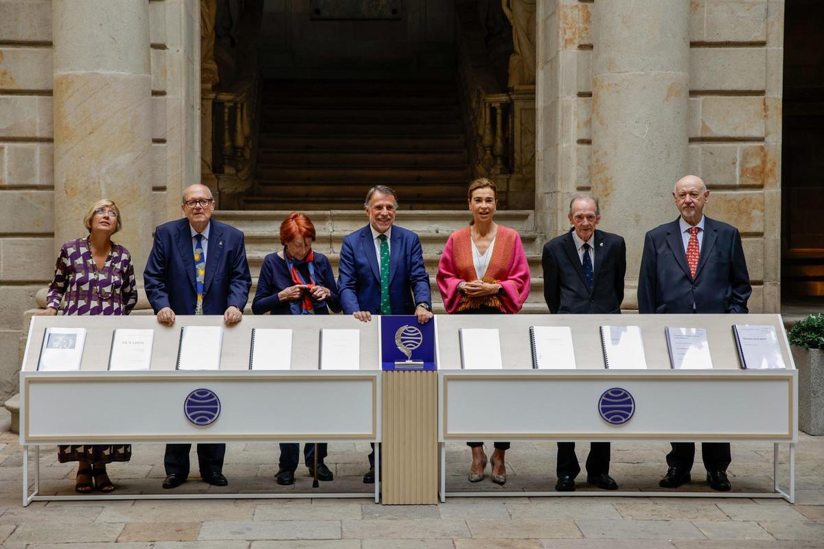 El jurado del Premio Planeta posa junto a los diez manuscritos finalistas en la casa Llotja de Mar en Barcelona.
