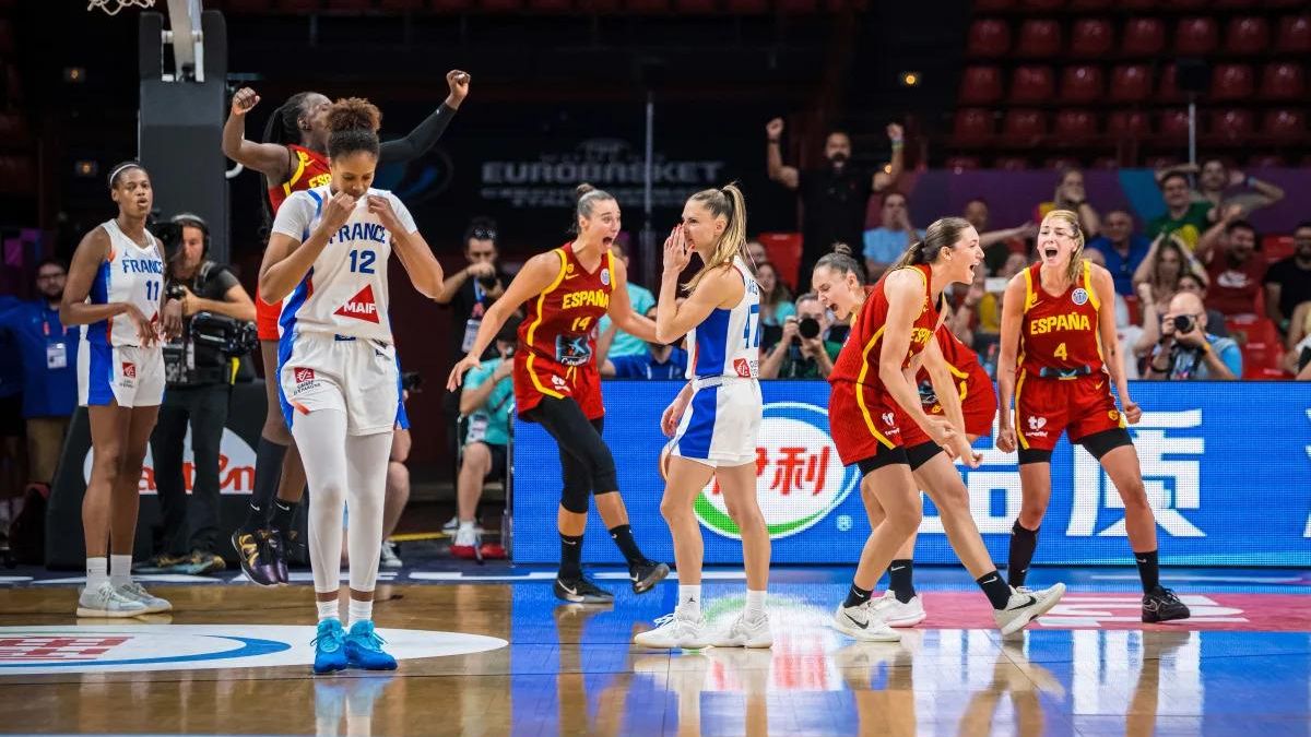Las jugadoras españolas celebran la victoria ante Francia en semifinales
