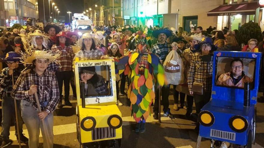 Participantes en un desfile anterior del Antroxu de Villaviciosa