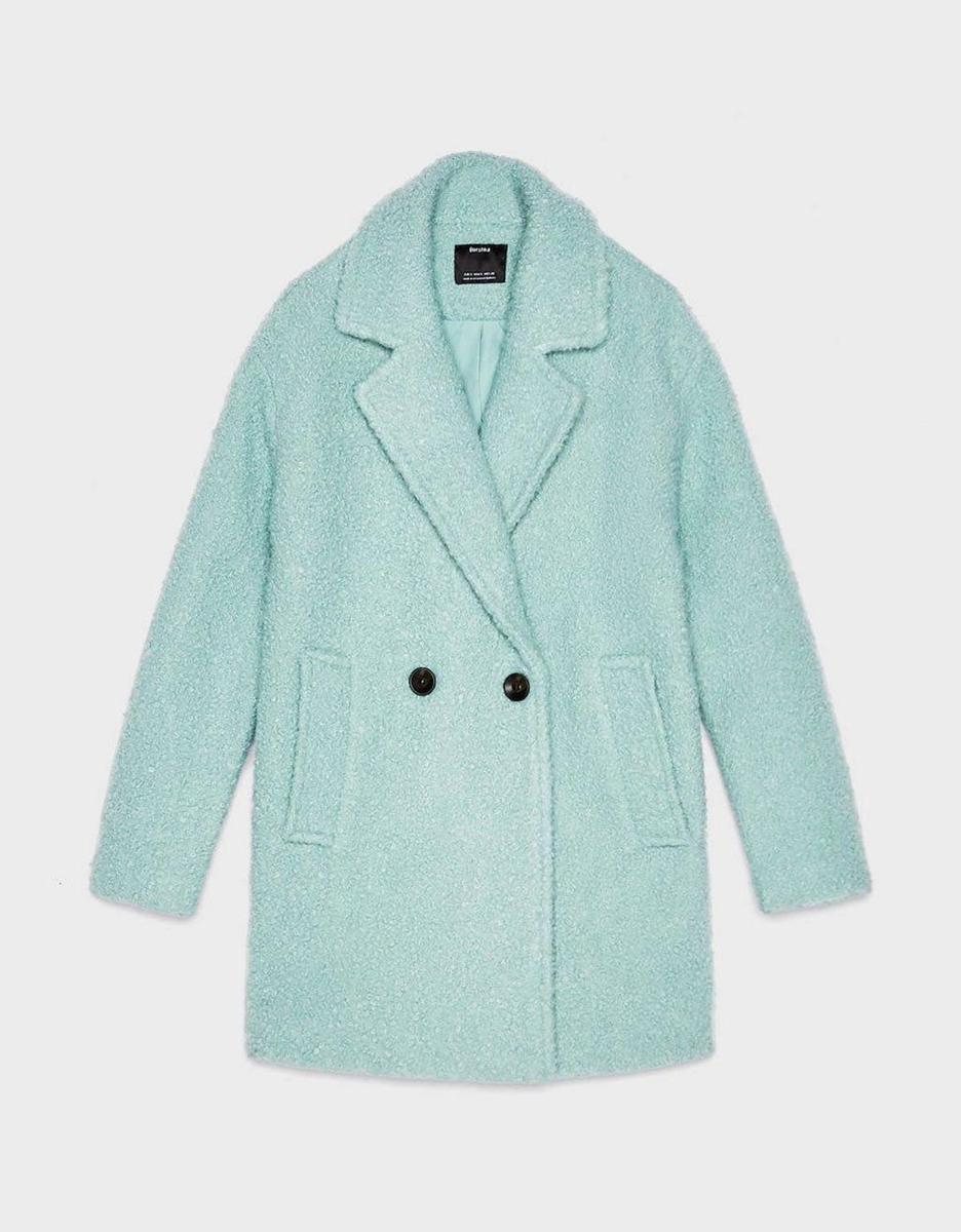 Abrigo verde 'mint' de Bershka (precio: 39,99 euros)