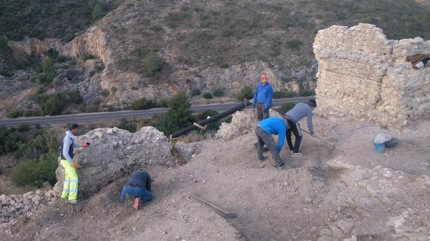 Los arqueólogos exploran el Castell dels Alcalans