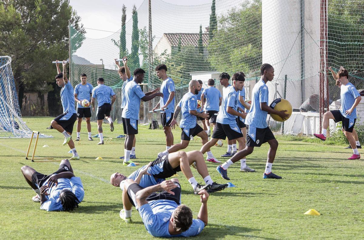 Preparación física en el primer día de trabajo del Hércules después de las vacaciones.