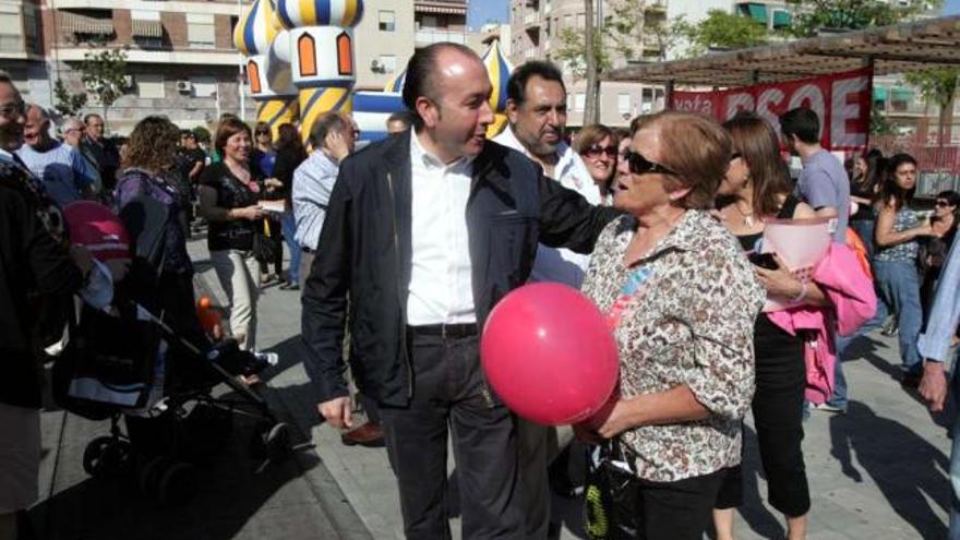 Alejandro Soler saluda a una vecina antes de intervenir en la plaza Francesc Cantó.