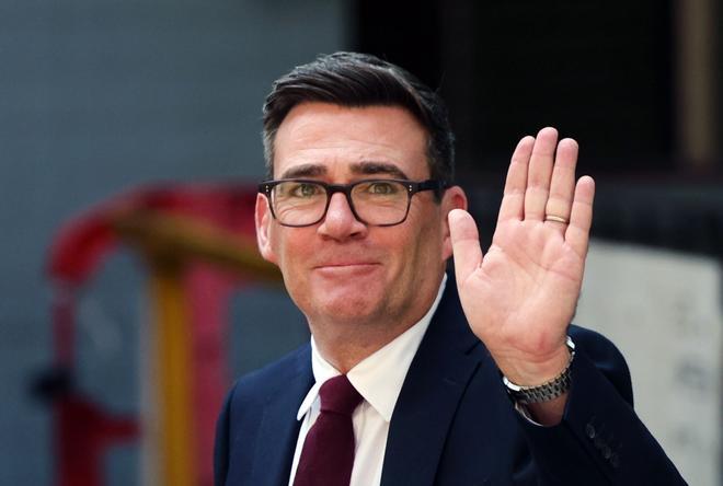 Andy Burnham releva hoy a Starmer con el viento a favor y muchas incógnitas por despejar