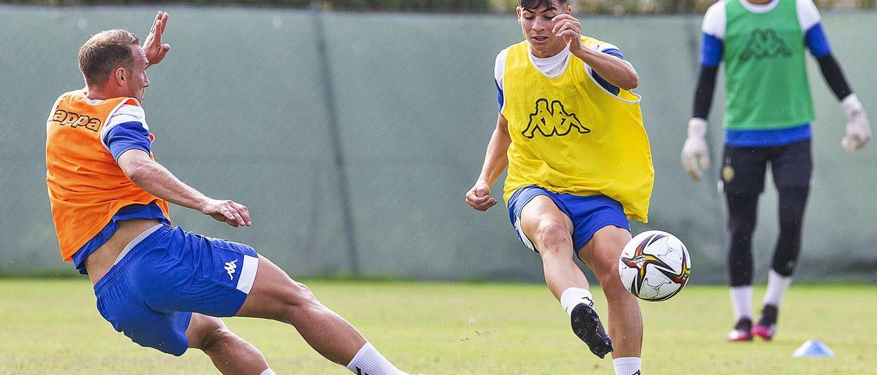 Nico controla el balón
delante de Aketxe 
con Adrián López
al fondo. alex domínguez