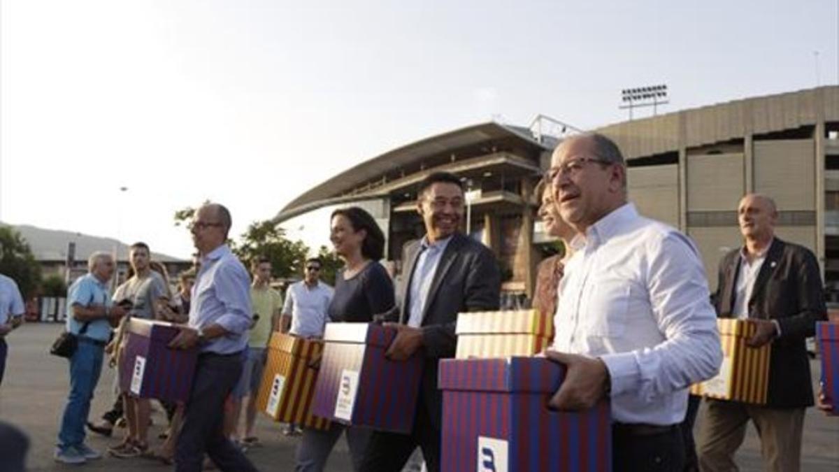 El equipo de Bartomeu llega al Camp Nou con las firmas, el sábado.