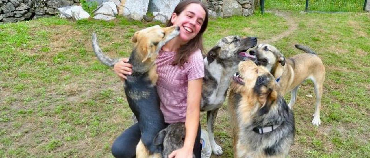 Sara Beltrán, ayer, con algunos de los perros que mantienen en el refugio en la actualidad.