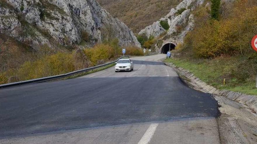 Un coche circula por el tramo reparado de la vía.