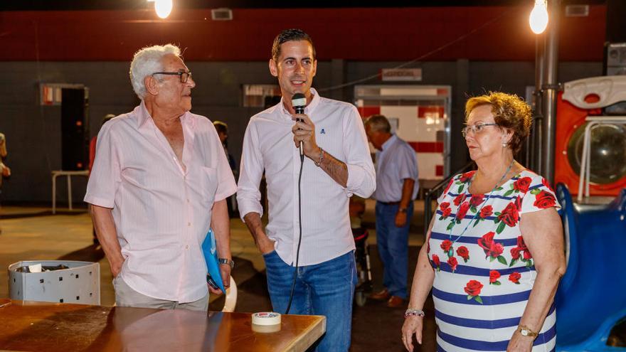 El alcalde con los representantes del colectivo.