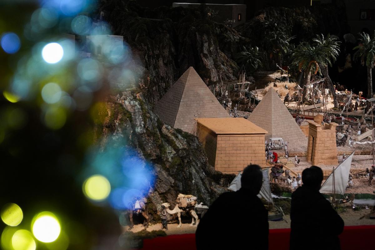 Imagen del belén en la Real Casa de Correos que presenta este año un montaje dedicado a la huída a Egipto.