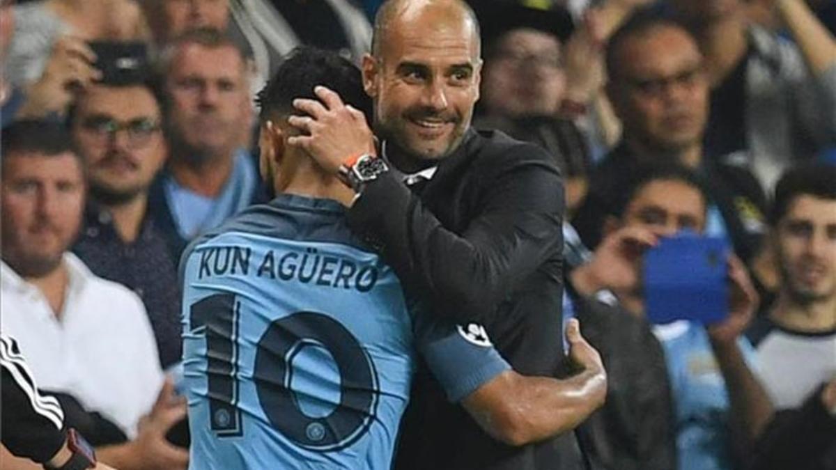 Pep Guardiola se abraza con el 'Kun' Agüero para felicitarle por su brillante actuación