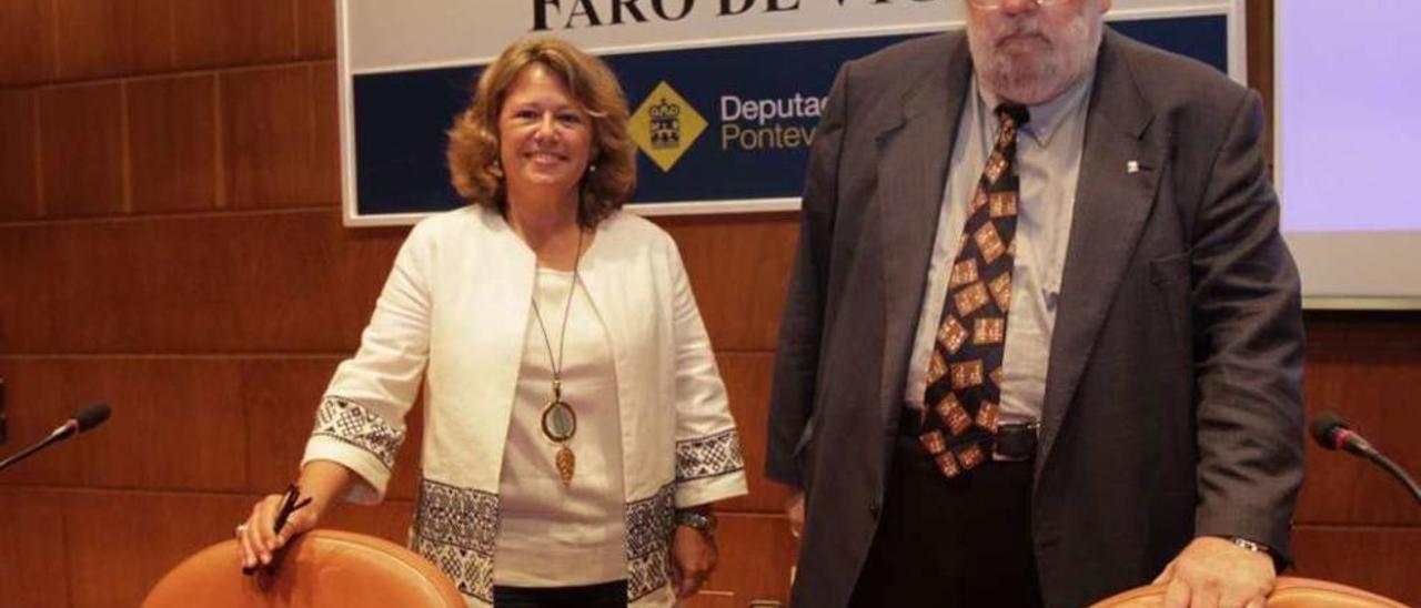 El catedrático de Matemáticas Claudi Alsina fue presentado por la consultora Carmen Albo. // José Lores