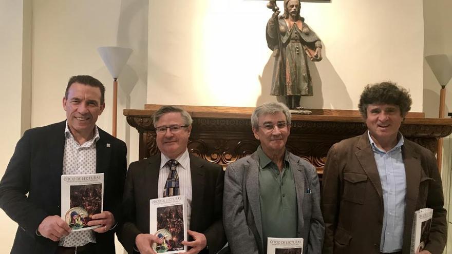 De izquierda a derecha, el exfutbolista Paco Buyo, el coordinador de Actividades de la Casa Ramón Jiménez, el profesor y autor del libro Francisco Rodríguez Pastoriza y el también profesor de la UCM Ramón Cobo.