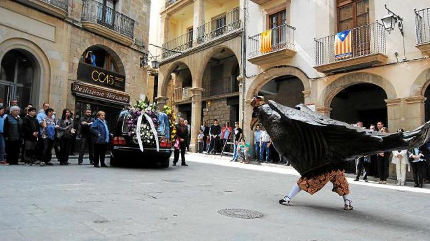 L&#039;àliga fa la reverència davant del fèretre de Llumà, com a símbol de la ciutat posada als peus de l&#039;exalcalde