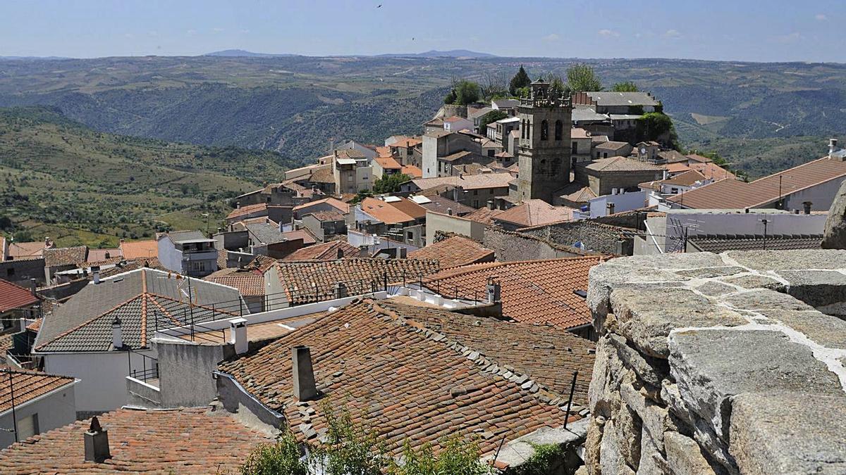 Vista del pueblo de Fermoselle desde uno de sus miradores. | J. L. Fernández