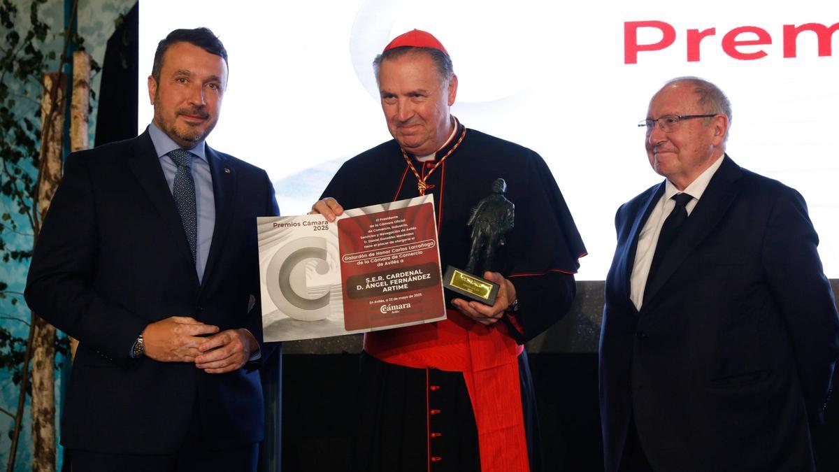 El cardenal asturiano Ángel Artime recibiendo el galardón de la Camara de Avilés.