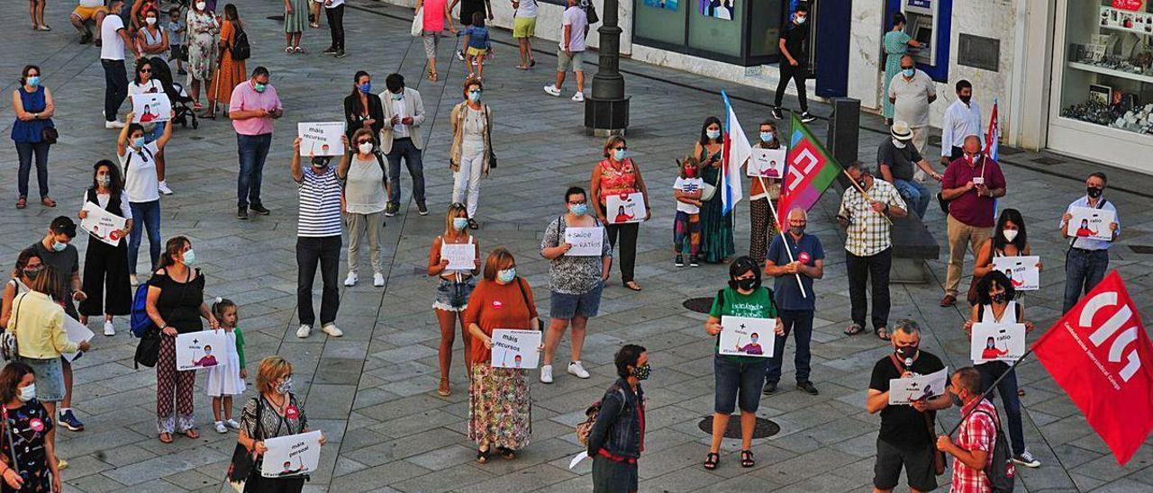 La concentración de profesores celebrada ayer en la Plaza de Galicia.