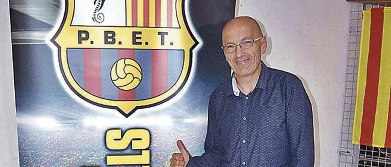 Sebastià Oliver posa junto un cartel de la Penya Els Tamarells en la nueva sede en Felanitx.