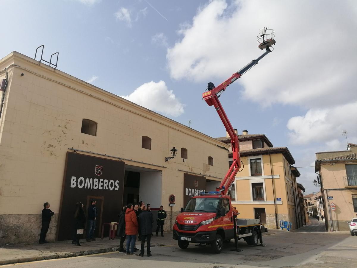 Autoridades y Bomberos comprueban el funcionamiento del vehículo