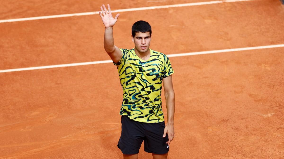 Alcaraz saluda a la afición en la Caja Mágica tras ganar a Zverev