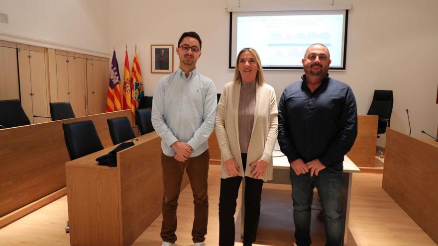 Artal Mayans, junto a dos técnicos de Turismo, en la presentación de la encuesta.