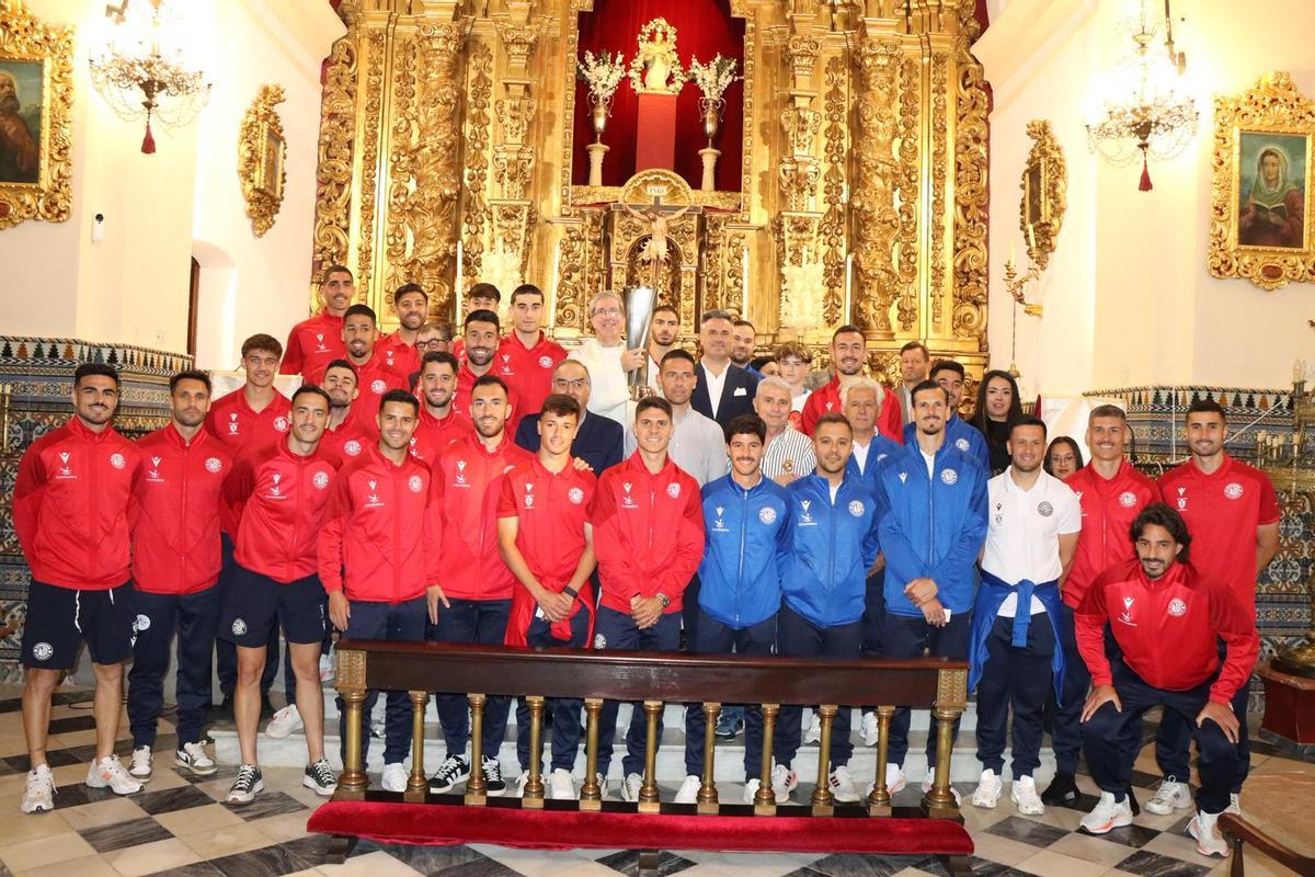 Jugadores y cuerpo técnico ofrecen el título a la Virgen de la Piedad