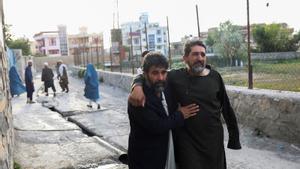 Afganos huyen cerca del sitio de las explosiones de la mezquita Khalifa Sahib en Kabul, ayer.