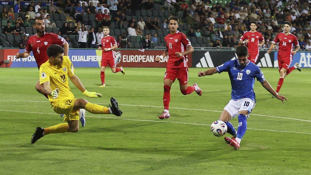 Manor Solomon anotando el segundo gol con Israel