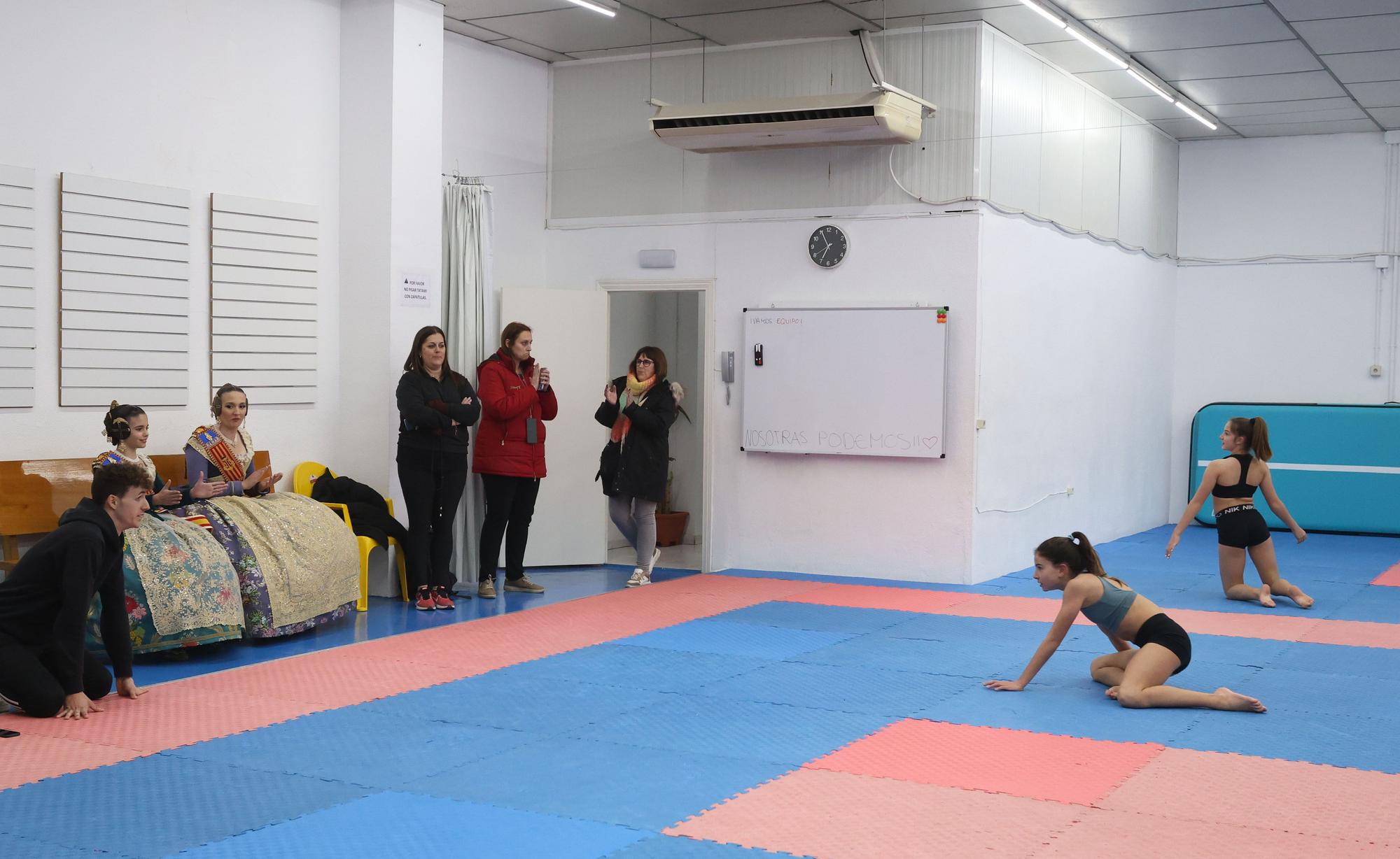 Paula Nieto Medina y Laura Mengó Hernández disfrutaron con la demostración de una de las compañeras de Paula en el Centro Navarrete