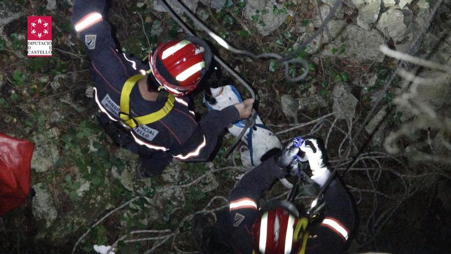 Rescatan a un perro que cayó a una sima de 10 metros en Atzeneta