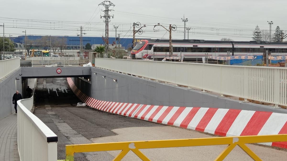 Túnel de la Avenida Orba cerrado al tráfico, aunque abierto a peatones.