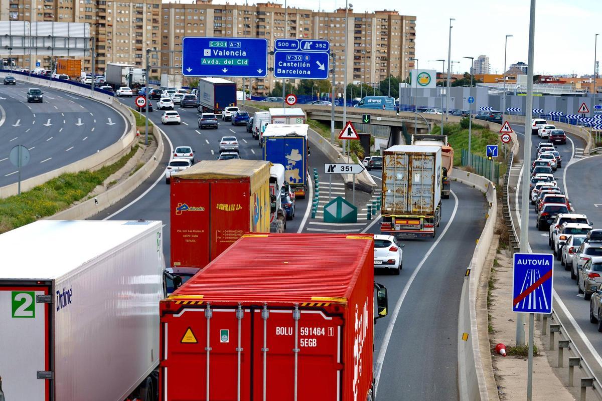 Camiones circulando por la autovía A3, a su llegada a València.