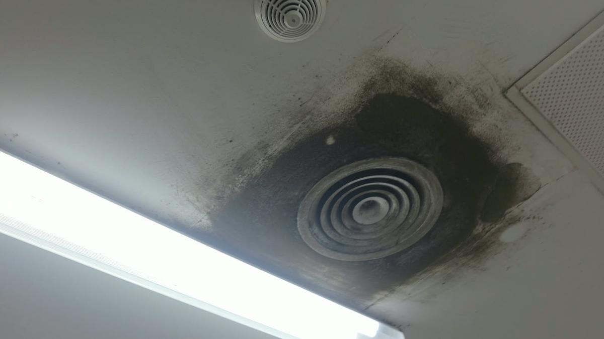 Aspecto que presenta el techo de una zona del Hospital de Sagunt.